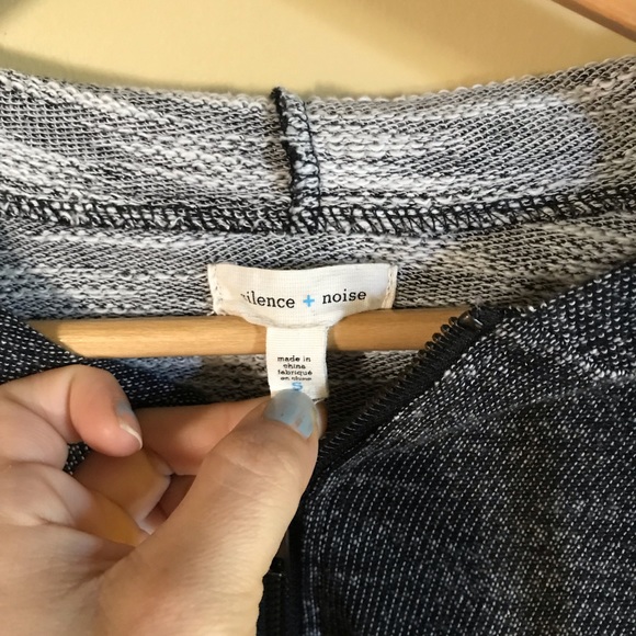 ⭕️2/20 Urban outfitters cropped hoodie - Picture 5 of 5